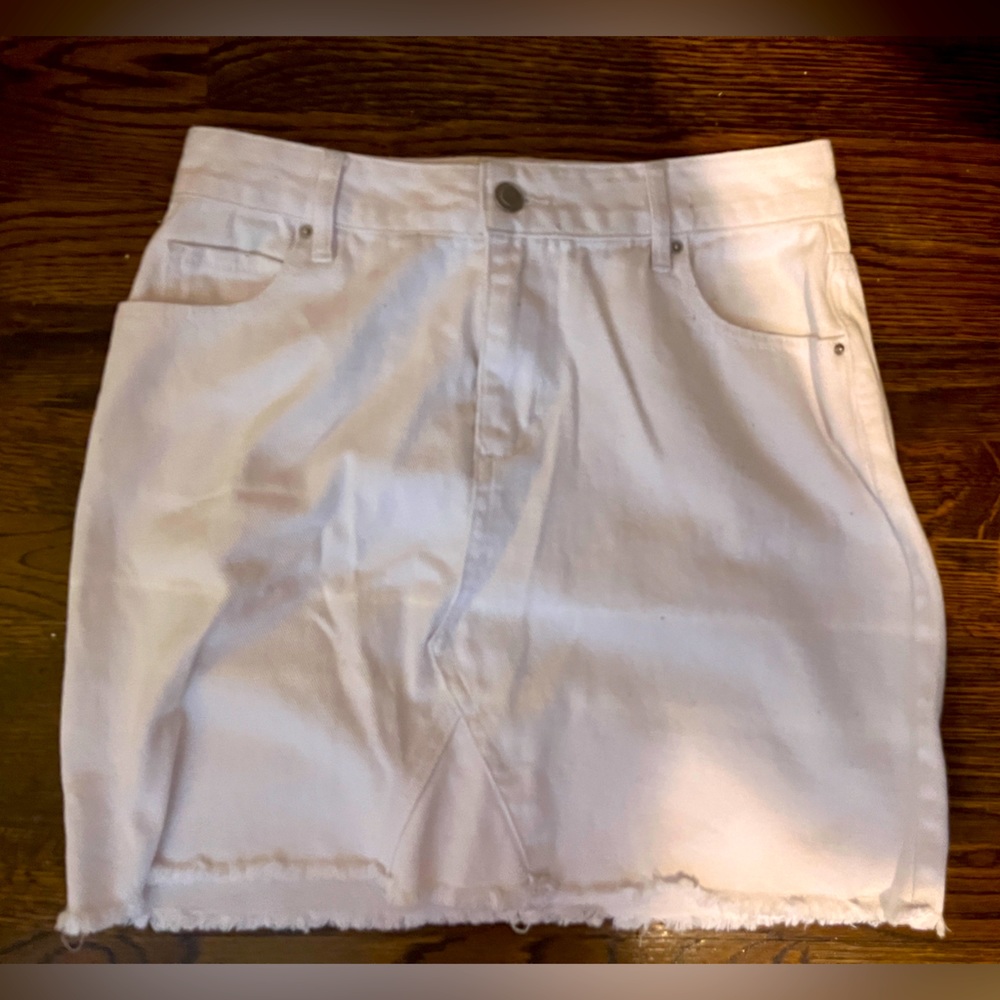 Cute white denim skirt.